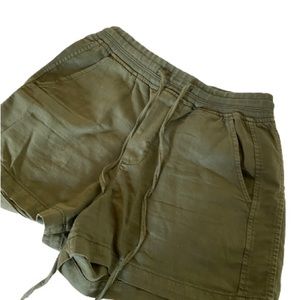 Gap olive green shorts